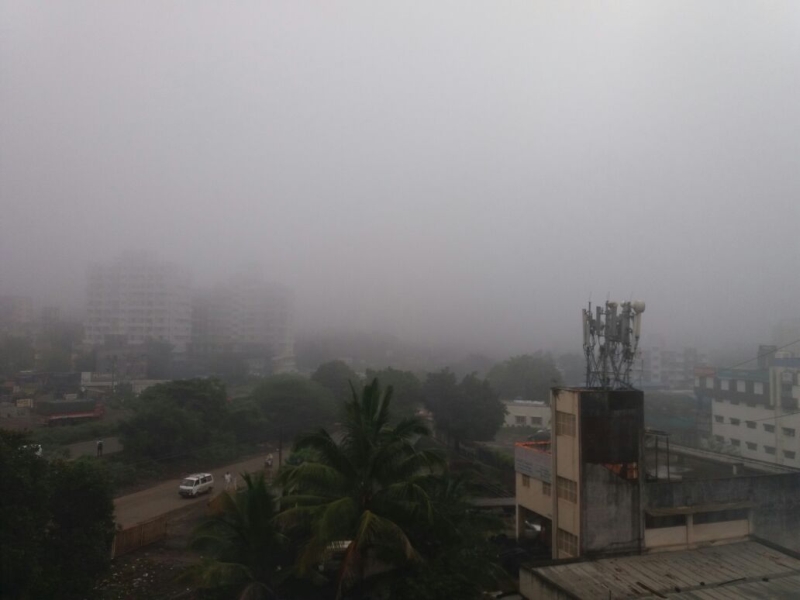 Pune city lost in fog; Fog sheet on entire city | धुक्यात हरवलं पुणे शहर; संपूर्ण शहरावर धुक्याची चादर