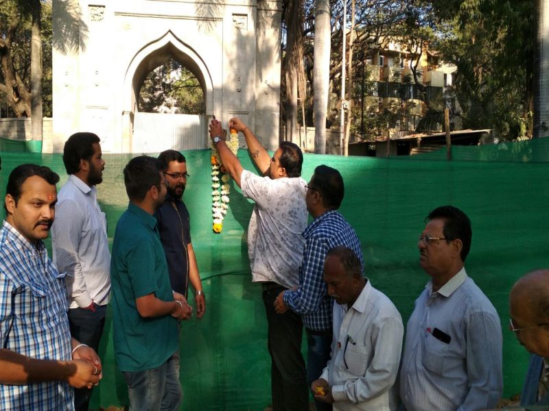 ram ganesh gadkari memorial in pune | राम गणेश गडकरींच्या तोडलेल्या स्मारकाची पूजा करून निषेध
