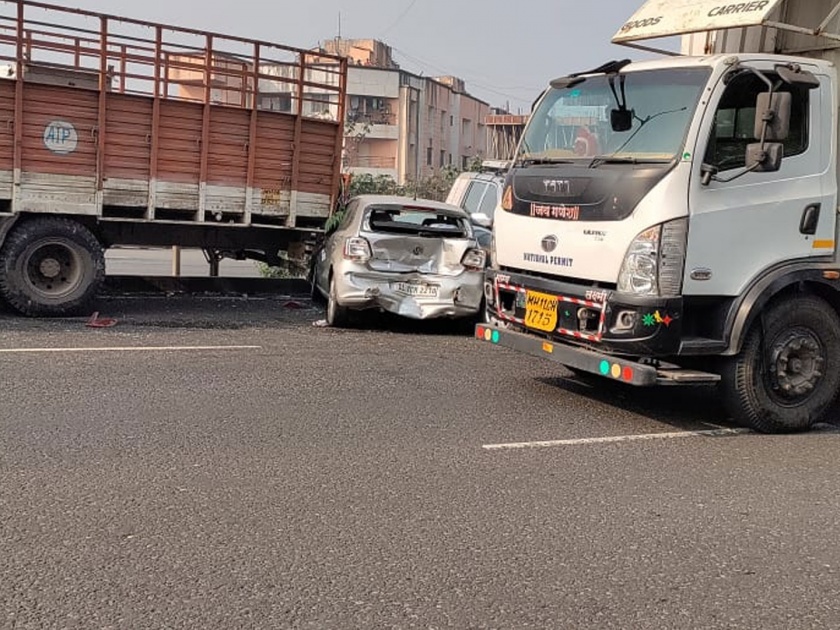 another accident near navale bridge in pune truck hit three people parked on the side of the road | पुण्यात नवले पुलाजवळ पुन्हा अपघात; रस्त्याकडेला थांबलेल्या तिघांना ट्रकने उडवले, ३ कारला धडक