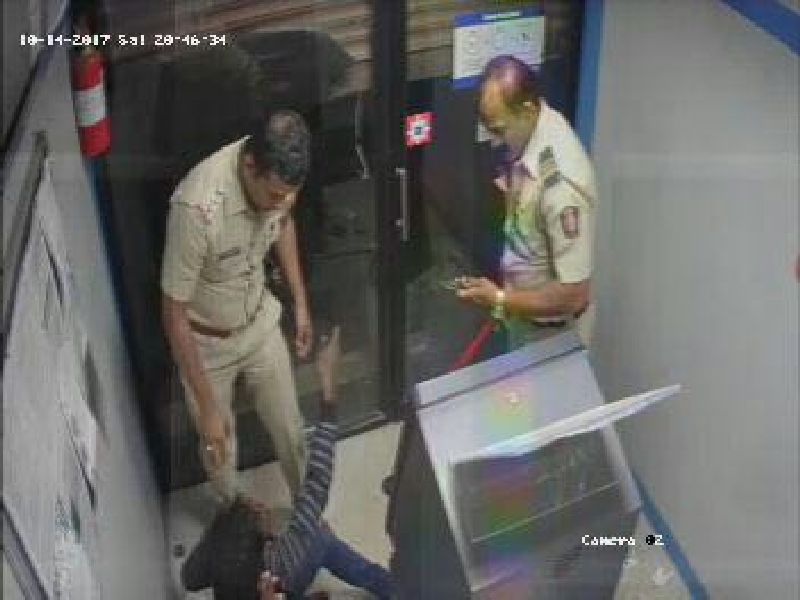Pune: Police broke into ATM while trying to break down the ATM, and two arrested | पुणे: एटीएम फोडताना पोलिसांनी रंगेहात पकडले, दोन जणांना अटक