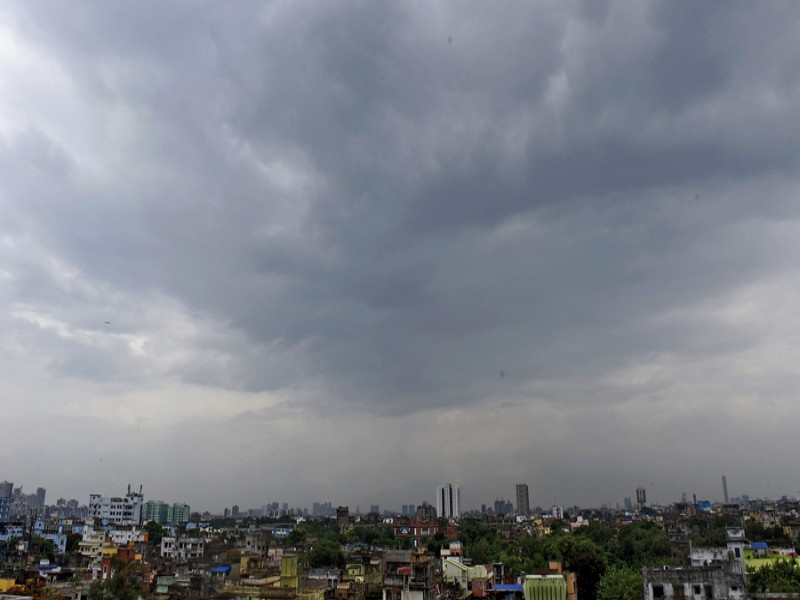 Heat wave and rain forecast in the state Cloudy weather brings relief to Pune residents from heat | राज्यात उष्णतेची लाट अन् पावसाचा अंदाज; ढगाळ वातावरणामुळे उकाड्यापासून पुणेकरांना दिलासा