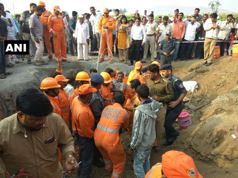 The six-year-old boy who fell into a borewell near Manchar tehsil in Pune yesterday has been safely rescued after about 16 hrs of rescue operation. | अखेर 'त्या' 6 वर्षांच्या मुलाला बोअरवेलमधून सुखरूप बाहेर काढण्यात यश