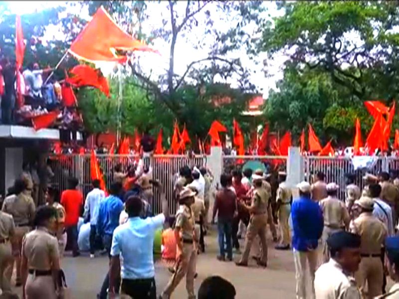 Maharashtra Bandh turns violent in Pune agitators ruckus in collector office | Maharashtra Bandh: पुण्याच्या जिल्हाधिकारी कार्यालयाची आंदोलकांकडून तोडफोड