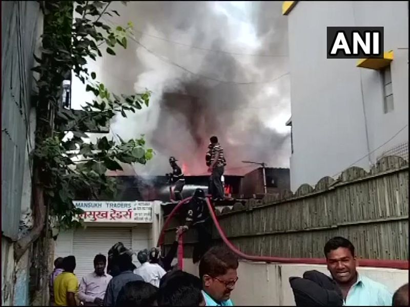 Fire breaks out in a slum near Market yard in Pune | पुणे : मार्केटयार्ड परिसरात आंबेडकर नगर झोपडपट्टीत अग्नितांडव