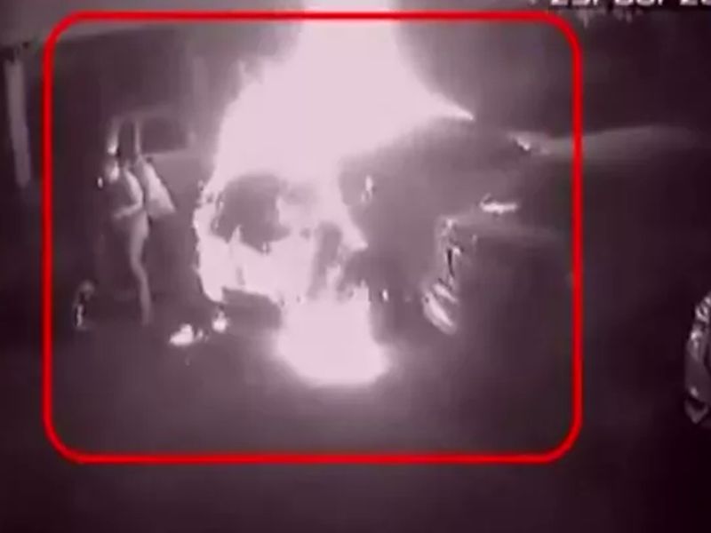 An unknown person burnt the expensive cars in Pune | VIDEO- पुण्यातील धायरीत अज्ञात व्यक्तीने महागड्या गाड्या जाळल्या
