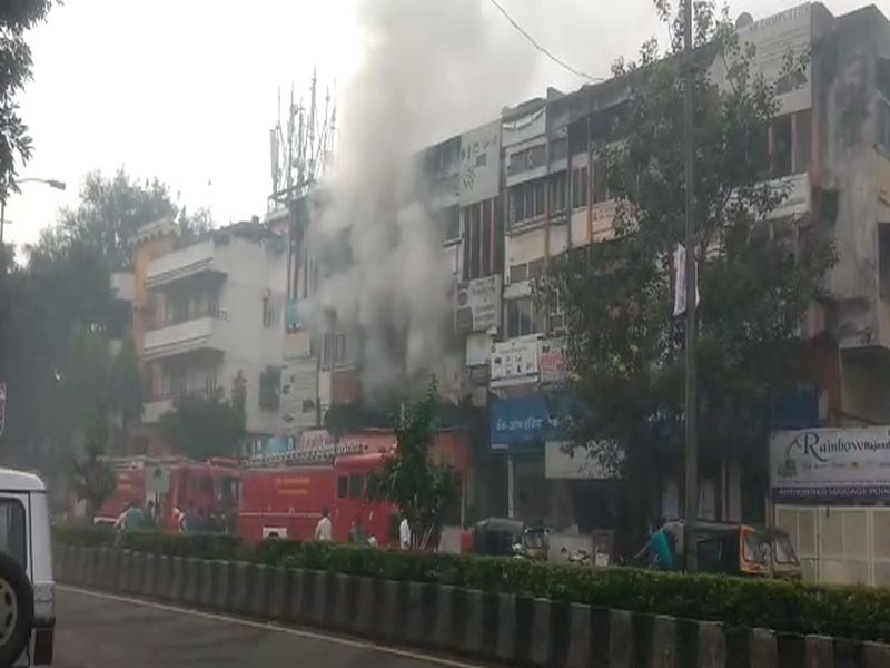 Fire broke out at Preeti restaurant in Swargate, Pune | पुण्यातील स्वारगेट येथील प्रीती रेस्टॉरंटला लागली आग