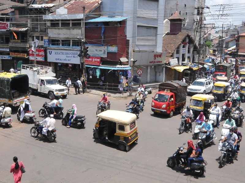 Punekar out in large numbers after two months, crowded with citizens in the central part of the city | पुणेकर दोन महिन्यानंतर मोठ्या संख्येने बाहेर, शहरातील मध्यवर्ती भागात नागरिकांची वर्दळ