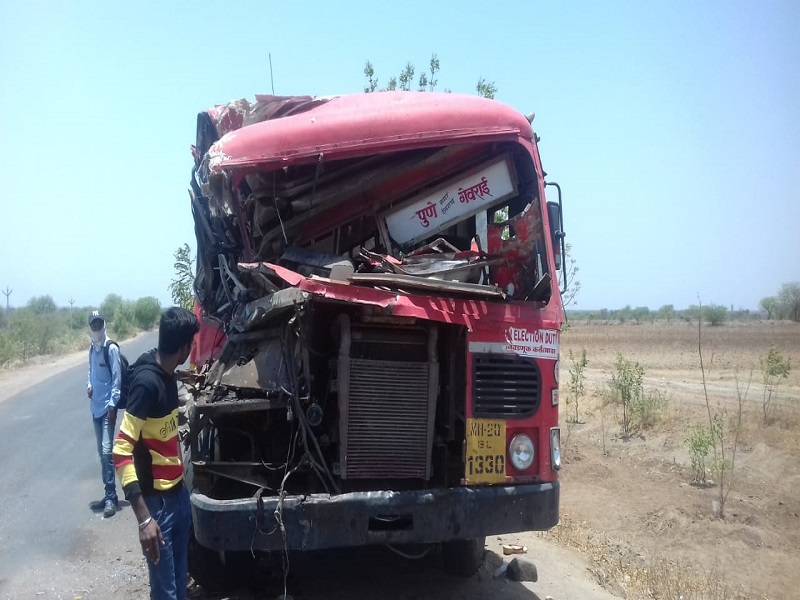  Bus Accident of Tanker: One person killed | बस टँकरचा अपघात : एक जण ठार