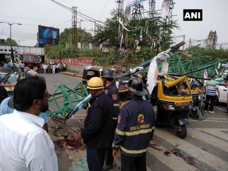 two people arrested in Pune hoarding crash in Juna Bazar Chowk | पुण्यात होर्डिंग कोसळल्या प्रकरणी रेल्वेच्या दोन कर्मचार्‍यांना अटक 