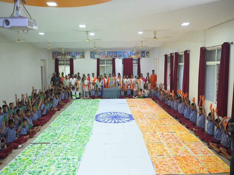 30 feet tricolor 'created' by the hands of visually impaired students; A unique piece of art | दृष्टिहीन विद्यार्थ्यांच्या हातांनी घडवला ३० फुटी 'तिरंगा'; साकारली अनोखी कलाकृती