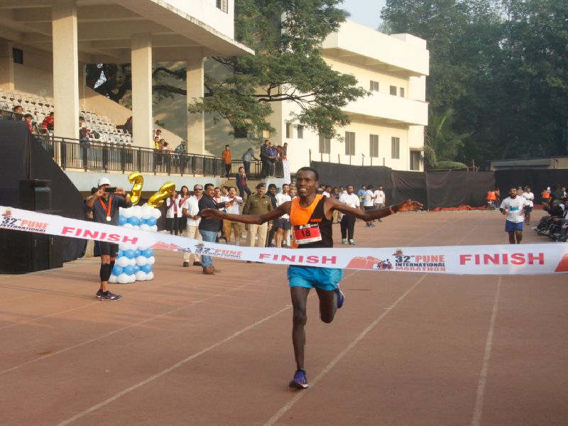 Ethiopian runners dominated in Pune Marathon; Karansing in Indian team, property buyer tops | पुणे मॅरेथॉनमध्ये इथिओपियाच्या धावपटूंचे वर्चस्व, भारतीय गटात करणसिंग, संपदा बुचडे अव्वल