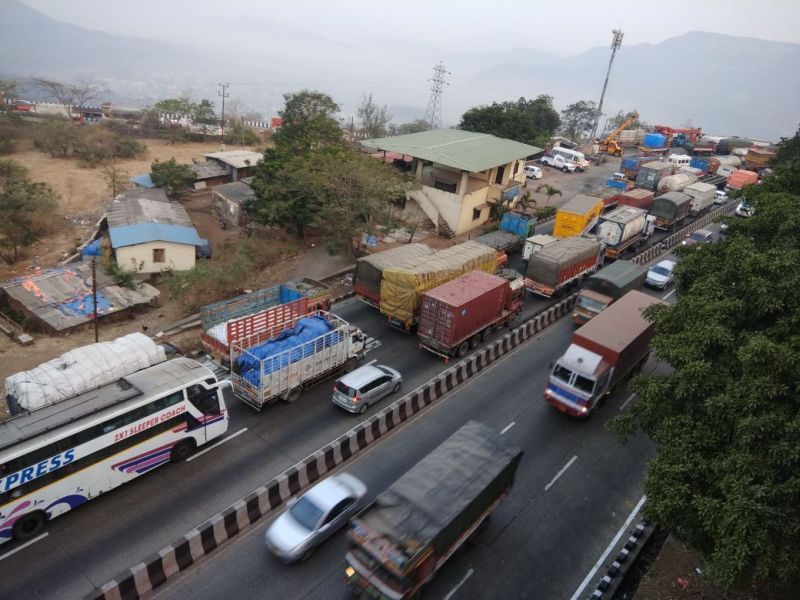 Heavy traffic on Mumbai-Pune expressway | मुंबई-पुणे द्रुतगती मार्गावर घाट परिसरात प्रचंड वाहतूक कोंडी, अमृतांजन पुलाजवळ वाहनांच्या रांगा 