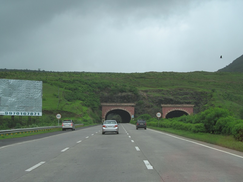 Action taken against 660 speeding vehicles on Pune-Mumbai highway | Pune Mumbai Expressway | पुणे-मुंबई महामार्गावर शेकडो भरधाव वाहनांवर कारवाई