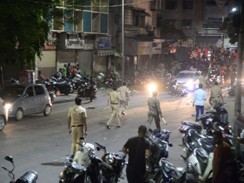 police lathi charge on youth celebrating indias victory over pakistan in icc world cup 2019 | टीम इंडियाच्या विजयाचा जल्लोष करणाऱ्या तरुणाईवर पोलिसांचा लाठीमार