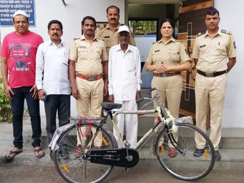 Humanity by Pune police , they by cycle for old man | खाकीतील माणुसकी : पोलिसांच्या 'या' कृतीमुळे वृद्धाच्या चेहऱ्यावर फुलले हसू