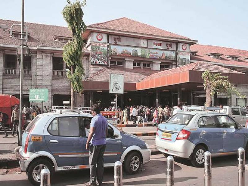 Train schedule disrupted, long distance trains delayed; Passengers stopped at the station | Pune: रेल्वेचे वेळापत्रक काेलमडले, लांब पल्ल्याच्या गाड्यांना उशीर; प्रवासी स्टेशनवरच रखडले
