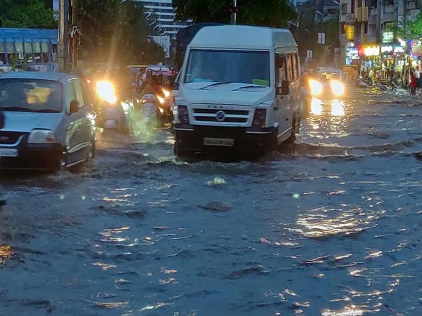 roads gets flooded after heavy rain lashes pune | पुण्यात पुन्हा एकदा मुसळधार पावसाला सुरुवात