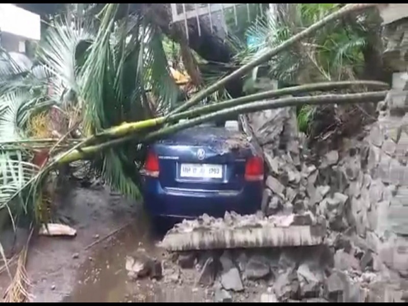 wall and tree collapse at Pune , women injured | भिंत आणि झाड कोसळून गाड्यांचे नुकसान, महिला जखमी 