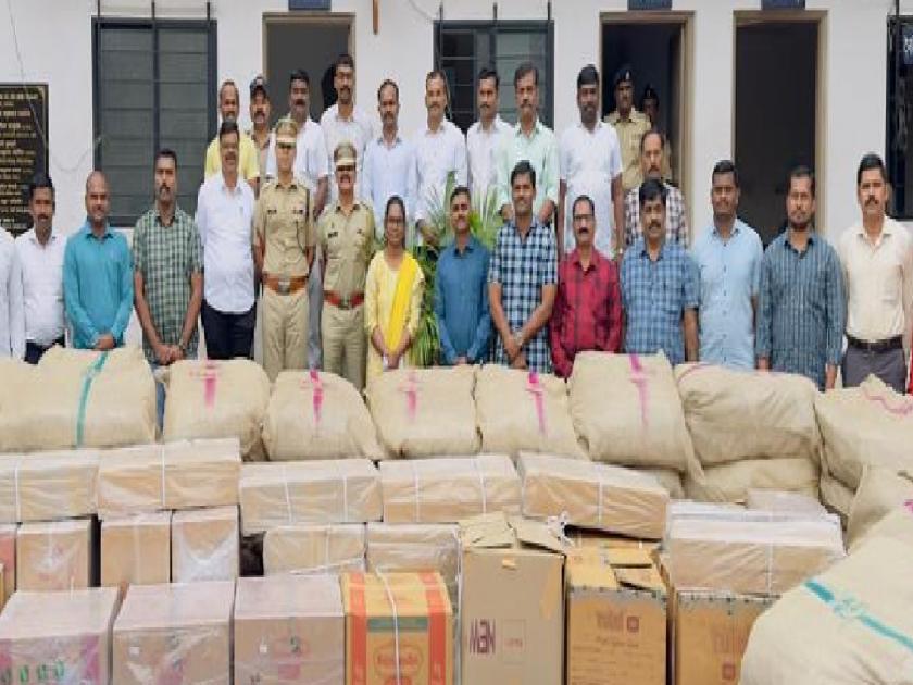 A container full of Gutkha bound for Pune was caught, Gutkha worth 47 lakhs was seized | गुटखा भरून पुण्याला निघालेला कंटेनर पकडला, तब्बल ४७ लाखांचा गुटखा जप्त