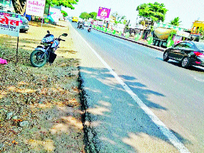 Pune-Solapur highway: lack of direction in the toll-proof band | पुणे-सोलापूर महामार्ग : टोलवसुली पट्ट्यात दिशादर्शकांचा अभाव