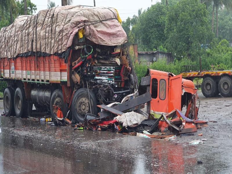 Terrible accident on Pune-Solapur highway; Two were killed and one was seriously injured | पुणे - सोलापूर महामार्गावर भीषण अपघात; दोघांचा मृत्यू, तर एक जण गंभीर जखमी