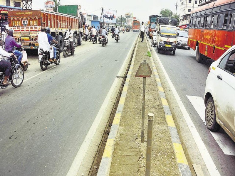Pune Solapur road traffic day by day increase | पुणे - सोलापूर रस्त्यावर दिवसेंदिवस होतीये वाहतूककोंडी; वाहनचालकांचा मनस्ताप