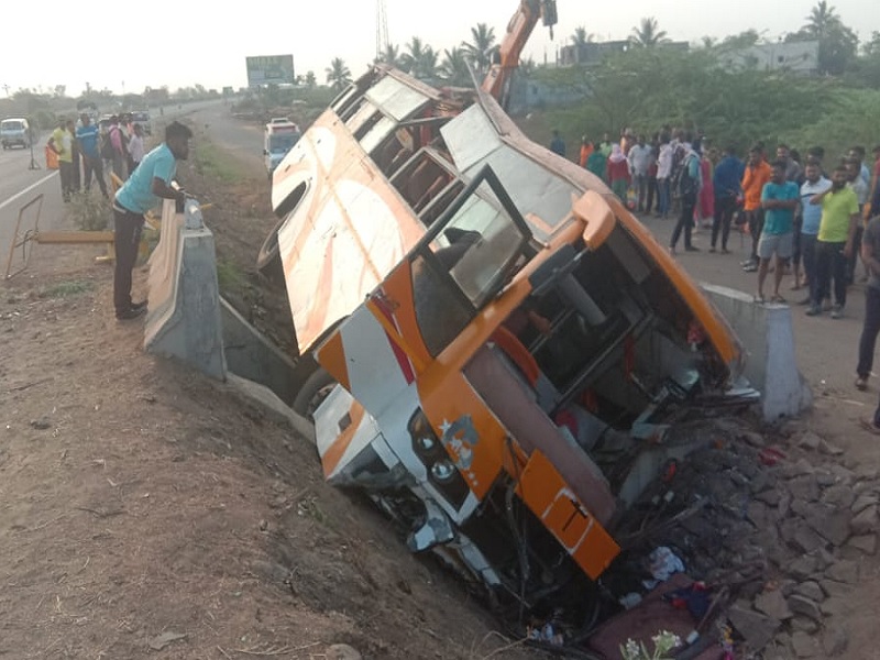 Bus accident on Ambabai's darshan; Incident on Pune-Solapur highway | Pune | पुणे-सोलापूर महामार्गावर बसचा भीषण अपघात; १५ पेक्षा जास्त प्रवाशी जखमी