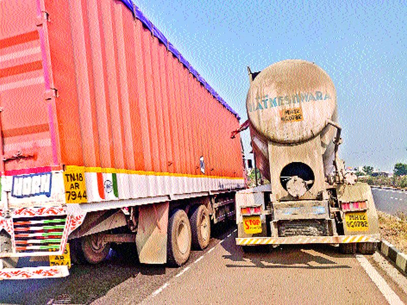 'Death' parking on Pune-Solapur highway | पुणे-सोलापूर महामार्गावर ‘मृत्यू’चे पार्किंग