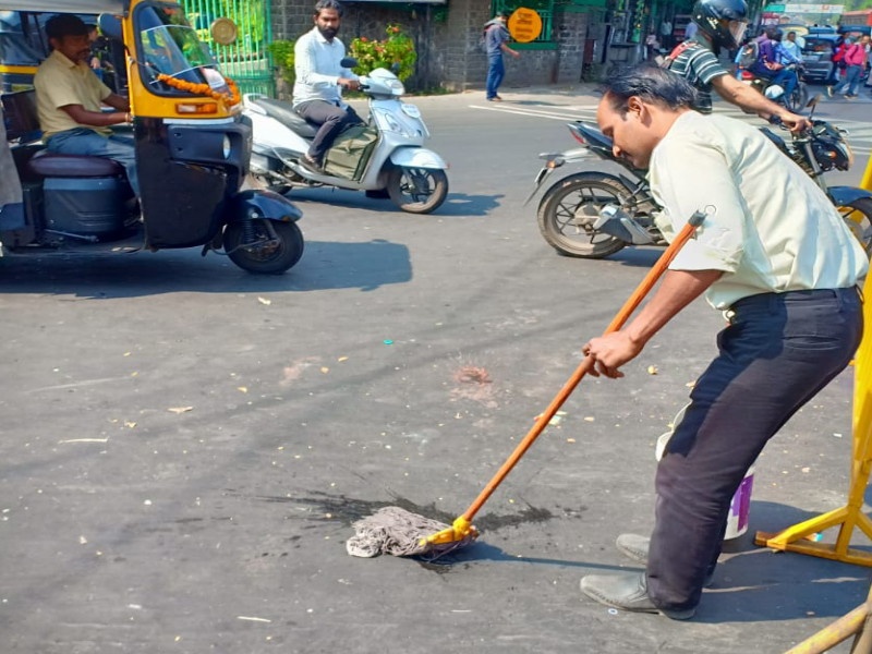 pmc is taking strict action against spitting on streets | पुण्यात रस्त्यावर थुंकणं नागरिकांना पडतंय महागात ; पालिकेची जाेरदार कारवाई