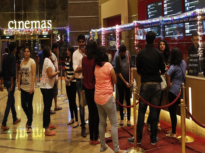 pmc corona restrictions lifted theaters auditoriums will 50 per cent capacity omicron | Pune: महापालिकेचे कोरोना निर्बंध हटले पण नाट्यगृहे, सभागृहे ५० टक्के क्षमतेनेच राहणार सुरू