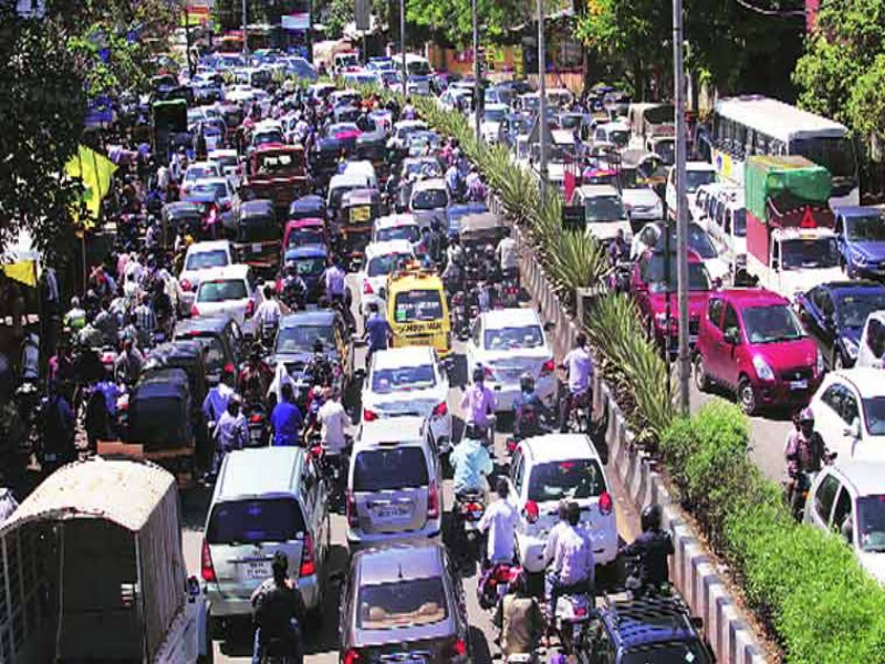 The signal closed by the Pune-bound traffic stalemate | बंद सिग्नलमुळे पुणेकर वाहतुक कोंडीने त्रस्त 