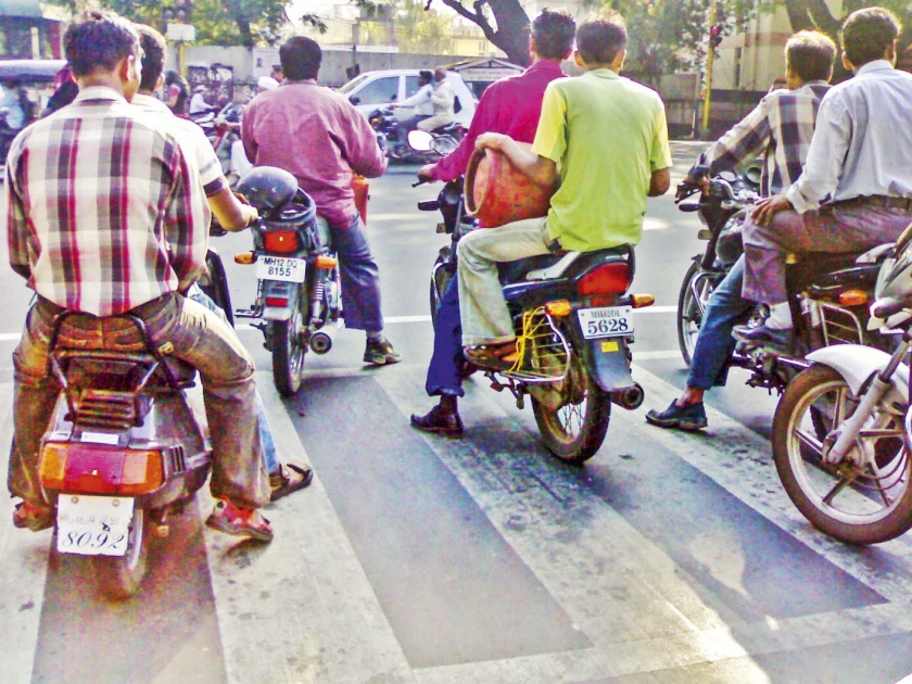 just 4 minutes?- en experiment by Pune traffic police | फक्त 4 मिनिटांसाठी जीव धोक्यात घालणार का?