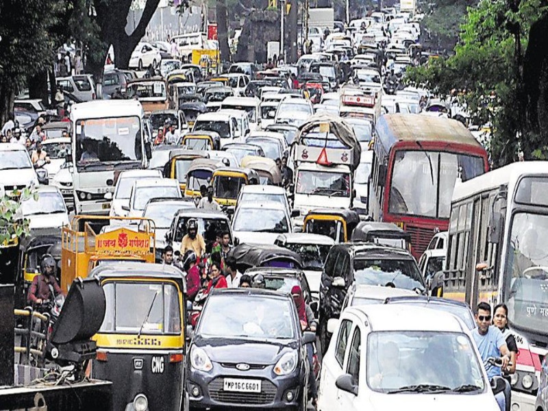 The number of vehicles in Pune district on 61 lakh | पुणे जिल्ह्यातील वाहनांची संख्या ६१ लाखांवर 