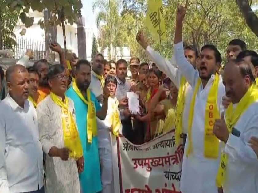 Violent protest of OBC and Bhatkya Mukt Samaj in front of Ajit Pawar's house in Baramati | बारामतीत ओबीसी, भटक्या मुक्त समाजाचे तीव्र आंदोलन; अजित पवारांच्या घरासमोर ठिय्या