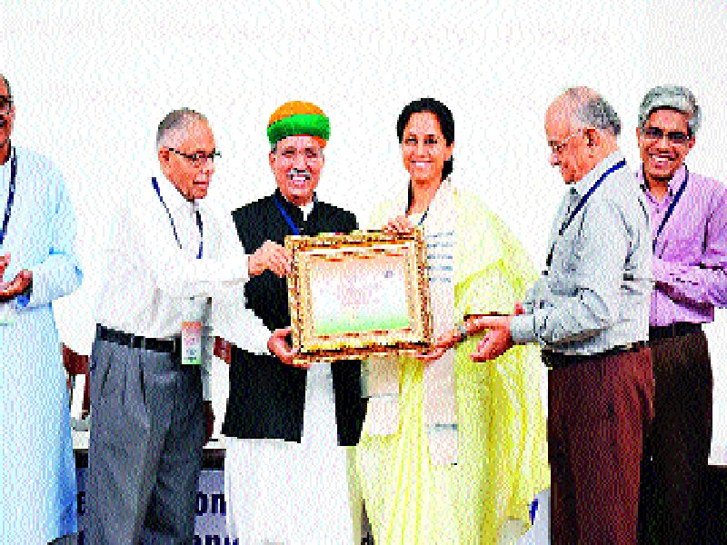  Supriya Sule has been awarded the 'Sansadratna' award | सुप्रिया सुळे यांना ‘संसदरत्न’ पुरस्कार प्रदान