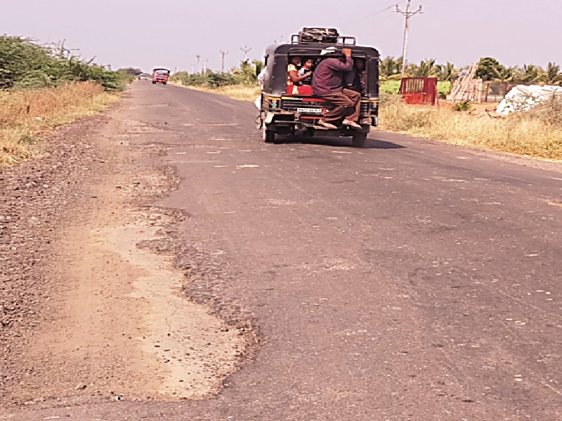 Kadamba-Shingwa road for two and a half million expenditure in eight months Khade | अडीच कोटी खर्चाच्या पुणतांबा-शिंगवे रोडला आठ महिन्यातच खड्डे