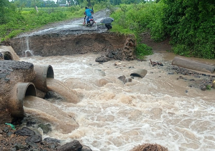 The bridge was swept away by the rain; Shirpur - Washim road closed | पावसामुळे पुल वाहून गेला; शिरपूर - वाशिम मार्ग बंद