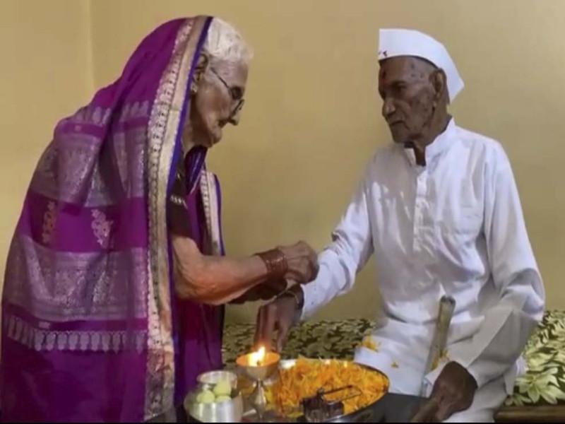 Rakshabandhan was celebrated by more than a hundred brothers and sisters | शंभरी पार भावाबहिणीचं रक्षाबंधन! १०४ वर्षाच्या बहिणीनं बांधली १०२ वर्षाच्या भावाला राखी