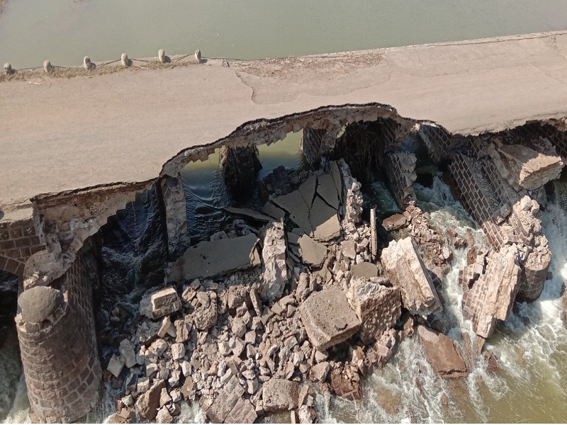 Nizam's era bridge over the Purna river collapses on Jalana- jalagaon road | पूर्णा नदीवरील निझामकालीन पूल कोसळला