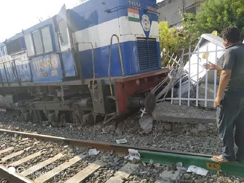 In Purna, the railway engine slips in station; No harm done | पुर्णेत रेल्वे इंजिन रुळावरुन घसरले; कोणतीही हानी नाही