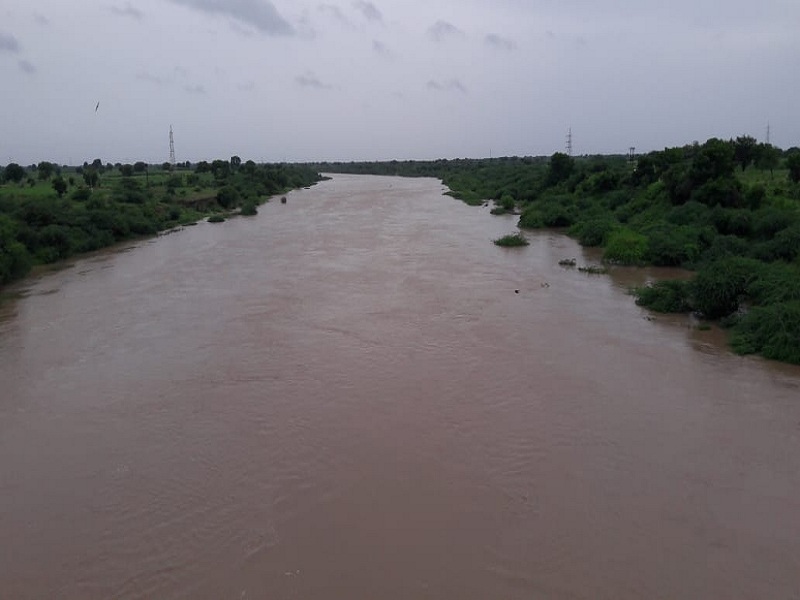With heavy rain, increase in water level of full and thirsty rivers | मुसळधार पावसाने पूर्णा, थुना नद्यांच्या पाणी पातळीत वाढ