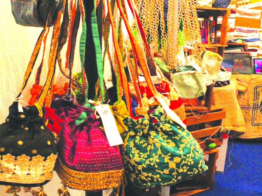  Women made from Navapur recently made items directly to Italy | नवापूर येथील महिलांनी बनवलेल्या वस्तू गेल्या थेट इटलीला