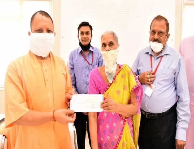 Woman Donate 1.10 Crores On PM's Appeal in Lucknow | पंतप्रधानांच्या आवाहनाला प्रतिसाद, निवृत्त महिला पोलीस निरीक्षकाकडून 1.10 कोटी रुपयांचा निधी