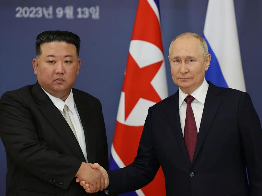 Putin, Kim Jong gave each other a rifle and gloves! | पुतीन, किम जोंग यांनी एकमेकांना भेट दिली रायफल अन् हातमोजे!