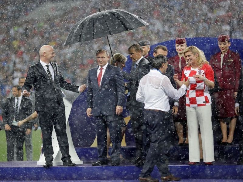 Is there a single umbrella in Russia ?; Jokes rain on President Putin | रशियात एकच छत्री आहे का?; राष्ट्रपती पुतीनवर जोक्सचा पाऊस