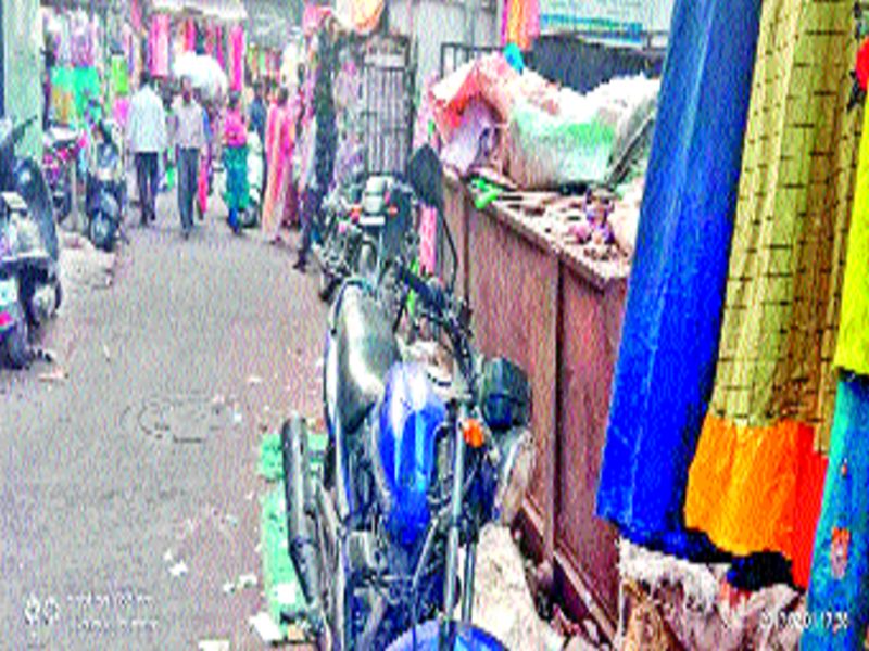 Sanitary gear, trash garbage trash merchants, civilians suffer | स्वच्छतागृह, कचरा कुंडीतील दुर्गंधीमुळे व्यापारी, नागरिक त्रस्त