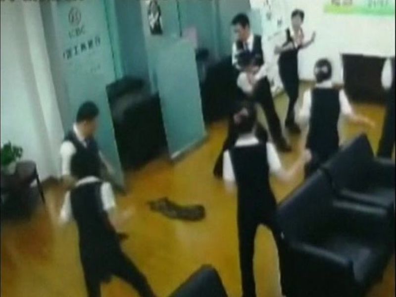 VIDEO : Python falls through ceiling at a Chinese bank during meeting | VIDEO : बँकेच्या मिटिंगमध्ये सापाची एन्ट्री, अधिकाऱ्यांची धावपळ