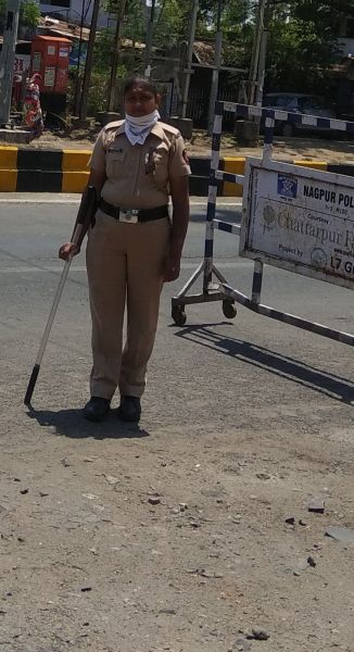 Lady police on her duty in Nagpur | मी कर्तव्यदक्ष माउली; संसर्गाच्या दहशतीत कर्तव्य प्रथम