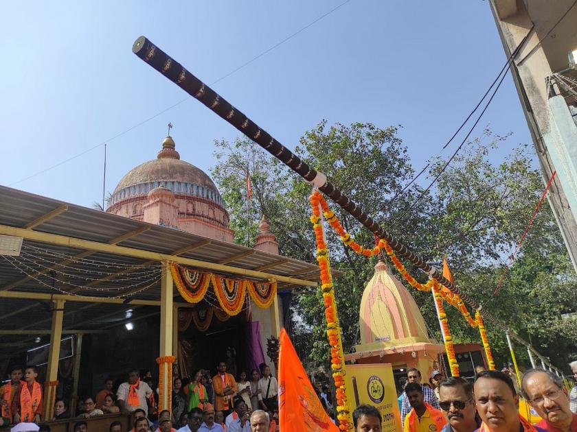 111 feet long incense stick installed in Sri Kaupineshwar temple | श्री कौपिनेश्र्वर मंदिरात लावली १११ फुटी अगरबत्ती