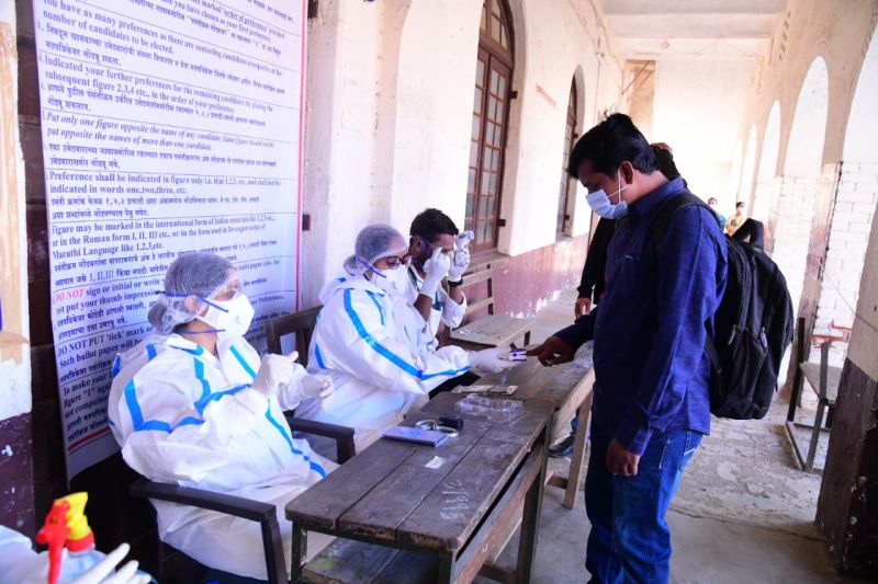 Slow polling in Amravati | अमरावतीमध्ये कोरोनाचे सावटात सावकाश मतदान